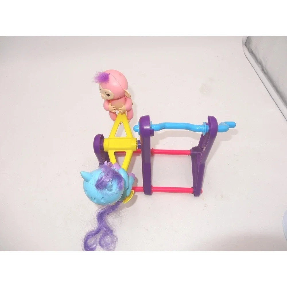 Fingerlings Teeter Totter Playset with‎ Callie Monkey and Coral Unicorn WowWee